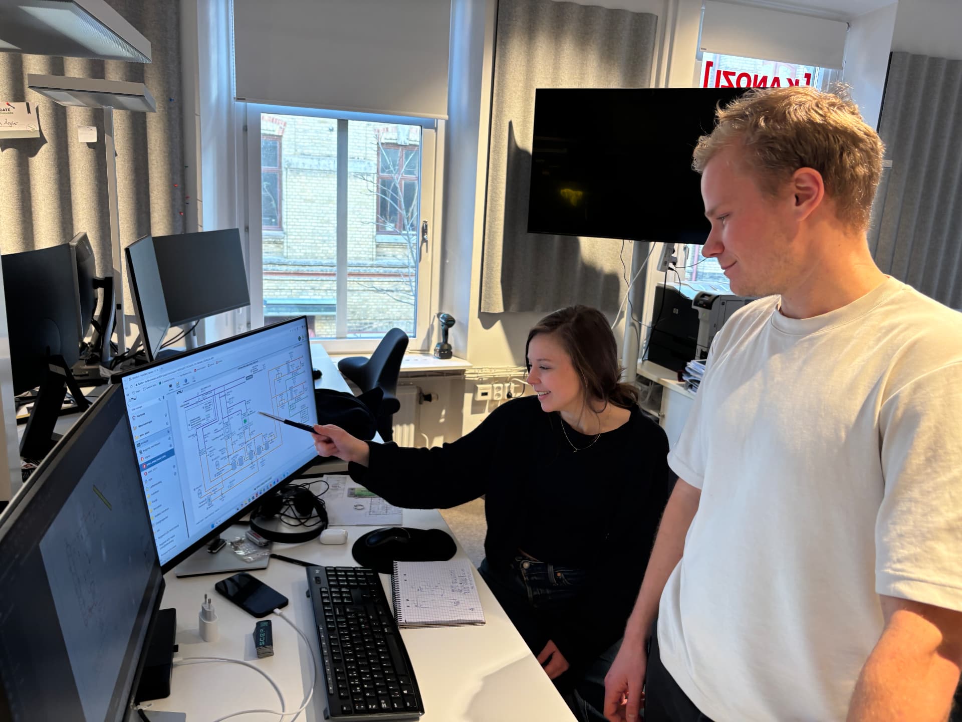 SCEA-ingenjörer går igenom ett systemschema