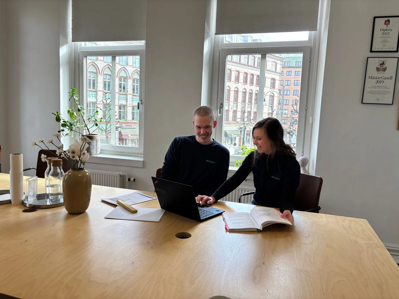 SCEA-team på industriområde